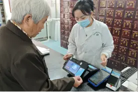 泰山区财源街道后七里社区经济合作社社员喜领慰问金和健康卡图片