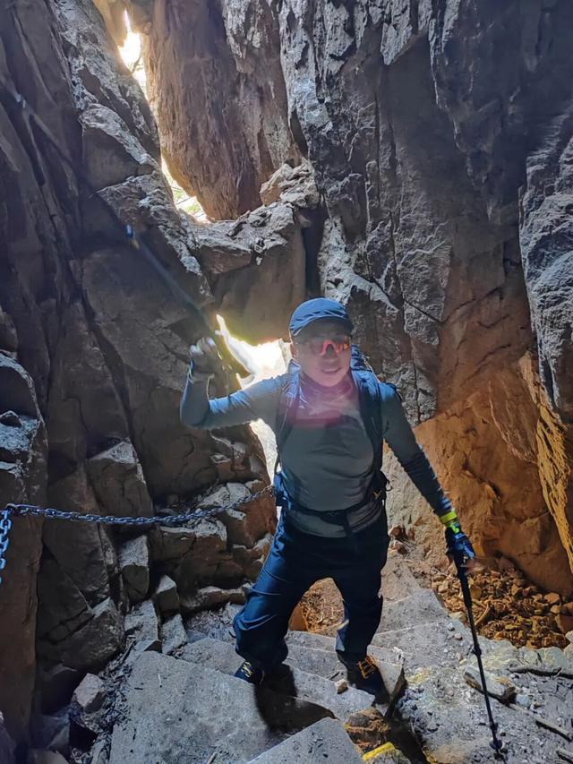 百人户外团队从险峻七女峰到云端天圆地方，爱徒步更爱大自然