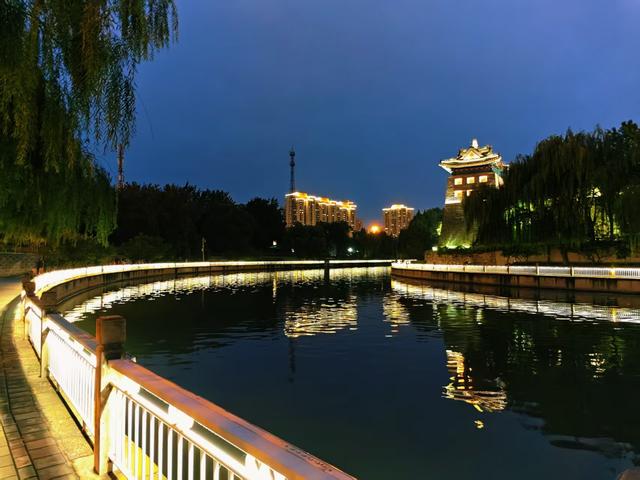 京城入夜流光溢彩，处处美景温柔醉人