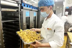 走下灶台走进军营，他从一名二级厨师到一名挖掘机高手图片