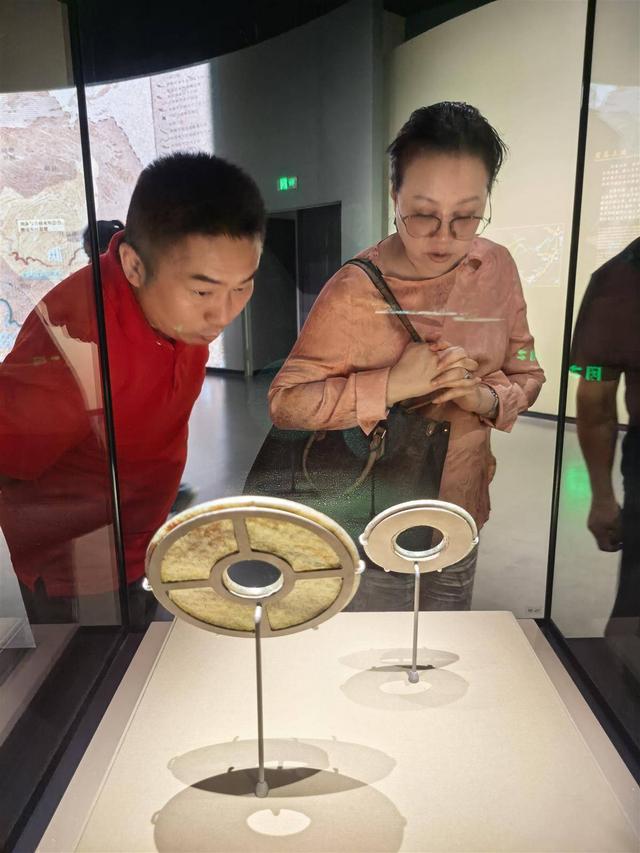 湖北省博物馆开启夜游模式 游客夜幕下探寻文物魅力