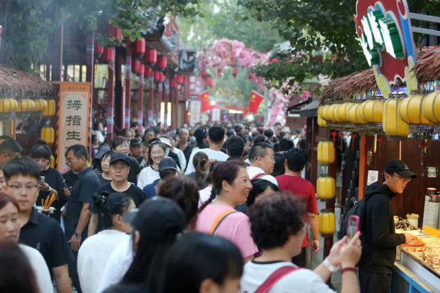 “十一”假期，盘锦各景区热度持续迎客流高峰