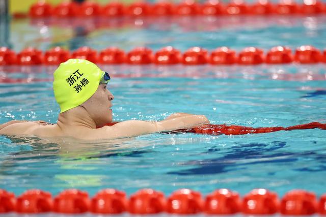 再战潘展乐、孙杨，18岁小将张展硕又赢了！孙杨则因犯规被取消成绩