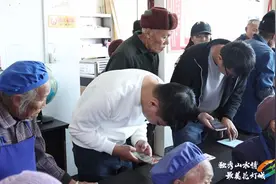 【办实事 解民忧】独山县茶亭村为98位80岁以上老人缴纳城乡居民基本医疗保险图片