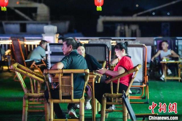 湖北荆州：百年商埠码头暑期“夜经济”升温