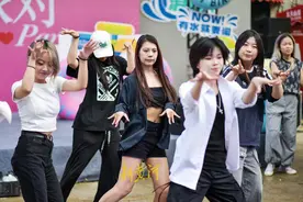 00后们随机起舞开启欢乐假期 | 镜相图片