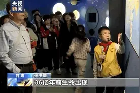极目锐评∣“小孩哥”讲解员火出圈，顺应天性因势利导，每个孩子都可以闪闪发光图片