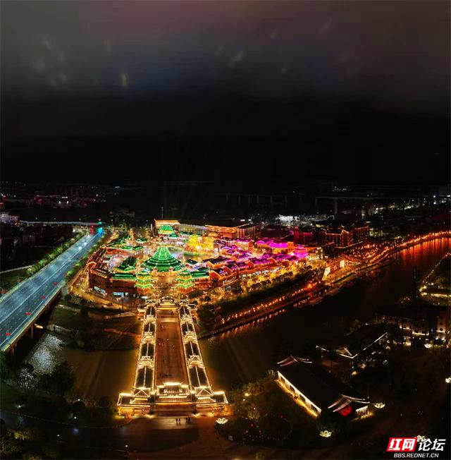 秋游时刻丨请看！这座被火车“拖”来的城市，如今已灯火璀璨