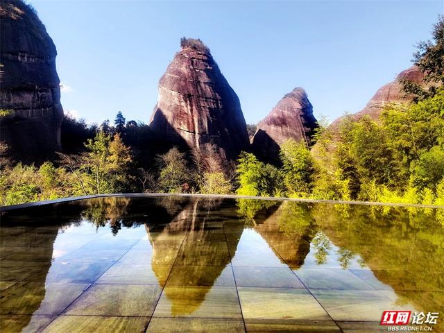 岁暖时刻丨脚踩亿年岩石，眼收峰林倒影，这才是山水正确打开方式