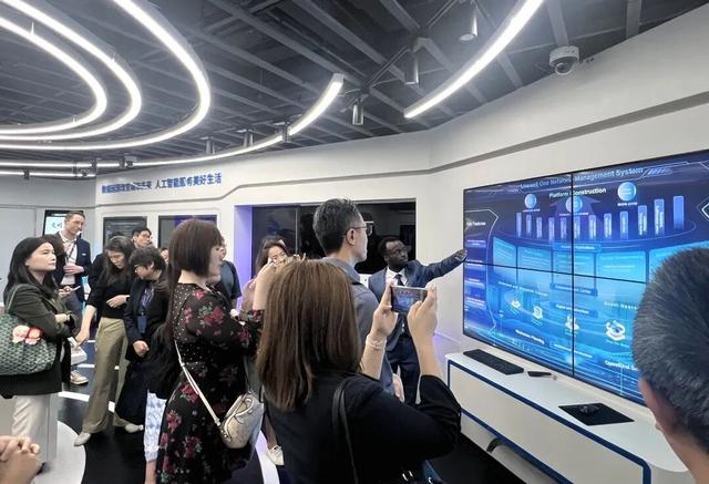 新加坡客户服务中心协会（CCAS）高规格代表团莅临南威软件集团旗下深圳太极数智技术有限公司参观考察