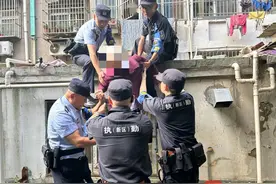 紧急救援！二楼阳台晒衣服，九旬老人不慎滑落至一楼平台图片