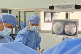 男子股骨颈骨折，骨科机器人手术助力快速康复图片