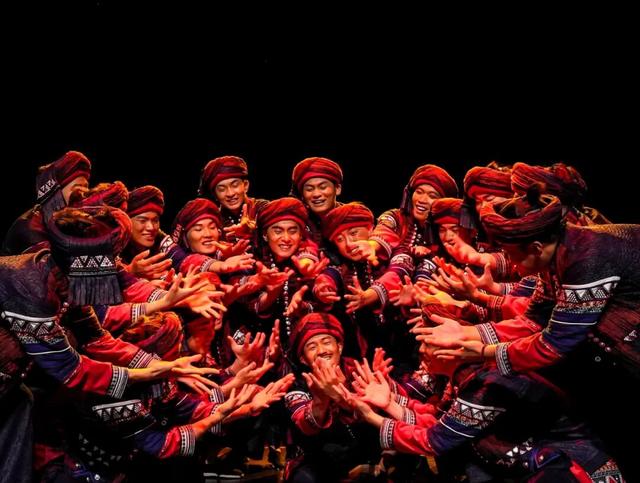 有一种叫红河的烟火，藏在山水间，暖在民宿里，潮在非遗中