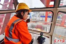 “现在女司机越来越多了”，龙门吊女司机奋战地铁新港线图片
