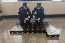 共20.3升，昆明海关所属瑞丽海关查获进境汽车夹藏洋酒29瓶图片