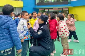 民警变身坏人，让萌娃在角色扮演中学安全知识图片
