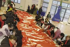 衢州一小学136名师生6天剪出一条50米长的“圆梦之龙”图片