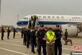 首批200名妙瓦底地区中国籍涉诈犯罪嫌疑人被押解回国图片