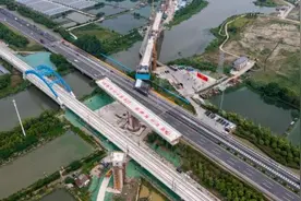 如通苏湖城际铁路跨沪苏湖高铁特大桥连续梁顺利转体成功图片