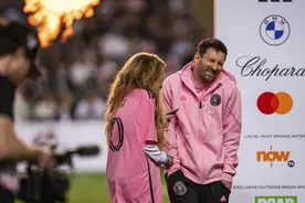 梅西中国香港行镜头📷被焰火吓到、手插裤兜、吹泡泡图片