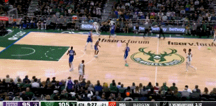 😡非常炸裂！迈克-布朗进场贴面暴怒狂喷裁判 被连吹两T驱逐！图片