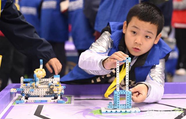 万名科技少年逐梦“机器人奥运会” 2025世界机器人大赛宜昌锦标赛开幕