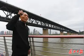 “这就是老连长说的那座长江大桥”，“看桥爷爷”圆梦了图片