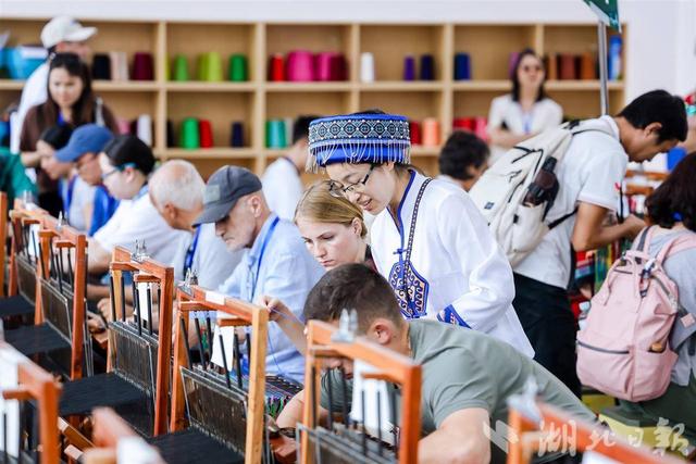舟行贡水、探秘彭家寨、体验西兰卡普——全球旅行商沉浸式感受恩施宣恩魅力