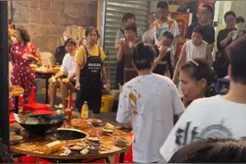 猫咪掉进火锅致多名客人被烫伤，店方：已赔客人数万元，会让肇事猫“打工”偿还图片