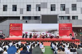 不一样的入队礼 老将军亲手为孩子授旗授领巾图片