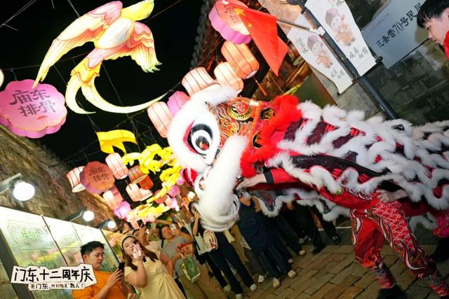白天是南京，夜晚是金陵