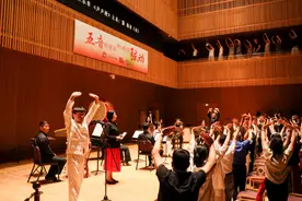 音乐厅里做导引，五音合鸣解暑意图片