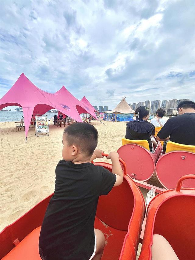 武汉游客一头扎进威海“20℃的海风里”