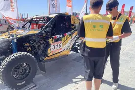 环塔拉力赛延续“吸星”体质 吴京“驾长车”跨界出战图片