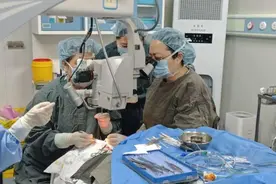 西南首例！重医附一院眼科成功实施非生物人工角膜移植手术图片
