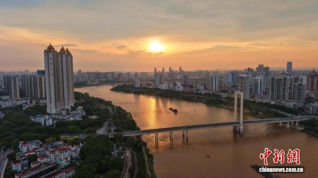 广西南宁现晚霞美景