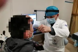 哥哥来看病，医生建议弟弟也要做检查，兄弟俩都爱吃这种食物！先后确诊癌症！图片