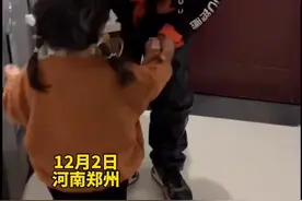 跑腿小哥撞坏顾客蛋糕，带回家给女儿过生日，“下次爸爸送你更好的”。图片