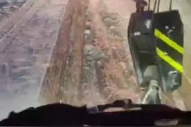 雪夜连遇趴窝私家车，山东小伙儿开吊车辗转两地拖出百辆图片
