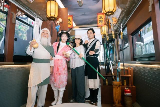 “郭靖黄蓉”当司机！这趟车火了