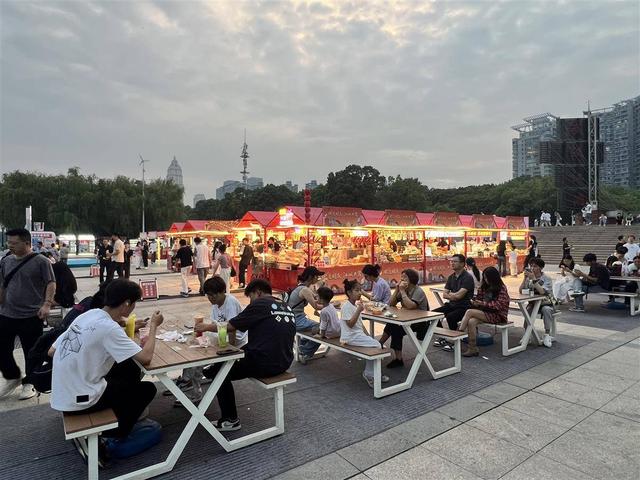我的长江我的家丨游客盛赞汉口江滩：自然与城市完美融合