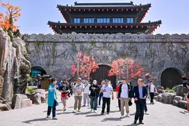 万千气象看山东丨网络名人走进琅琊古城：一步一景感受红色沂蒙的时尚新表达图片