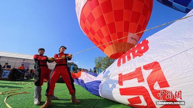 成都金堂：热气球“逃离”地平线 打造文旅立体风景线