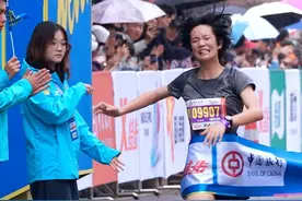 樱花季 越江湖︱紧跟学姐的步伐，高一女生雨中夺冠图片