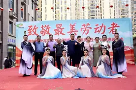 致敬最美劳动者！武汉光谷花山街道开展庆“五一”公益惠民演出图片