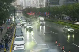 上海交警：严禁机动车双排停车！校门口是“重灾区”图片