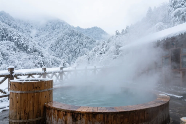 银色世界，雪中禅意：峨眉山的冬天美成了佛国仙境