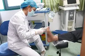 “糖友”撕扯脚茧致使脚趾溃烂，专家：糖尿病患者警惕小伤口图片