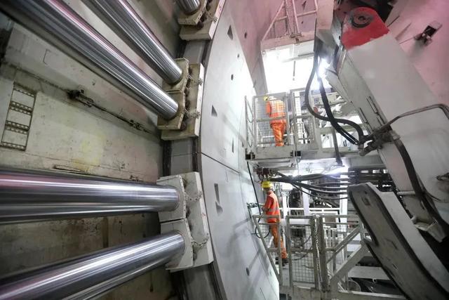 你关心的菜园坝长江铁路隧道建得怎样了？已完成近90%