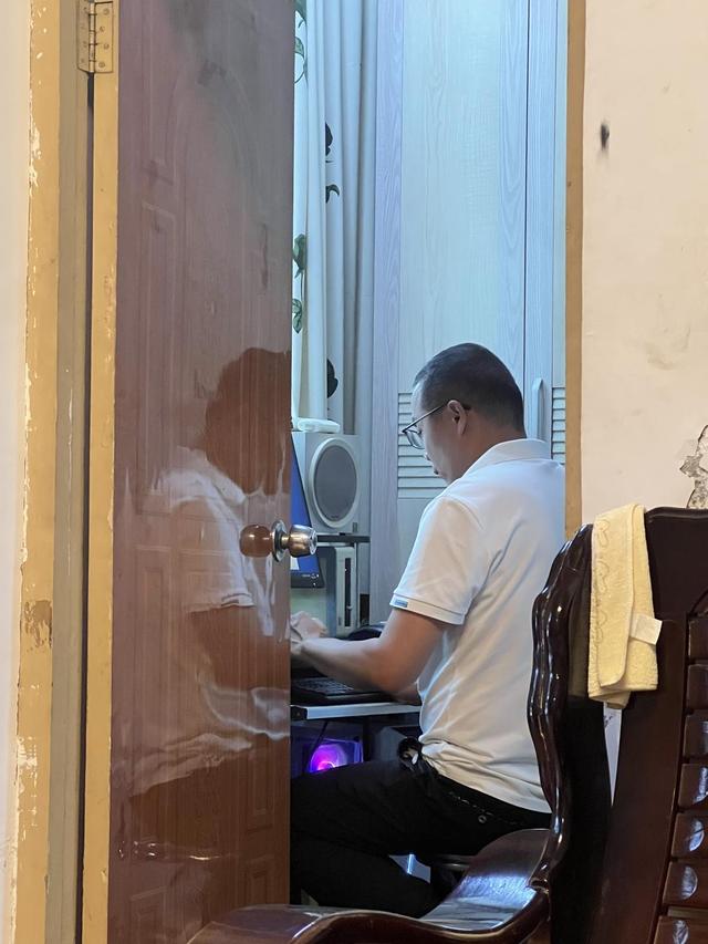 张海超开胸验肺16年后：说起生活泪流不止，但好好活着仍是他的责任丨在场
